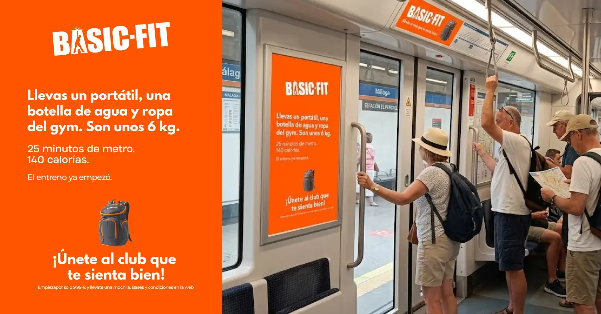Sticker de Basic Fit pegado en la barra vertical de un vagón de metro.